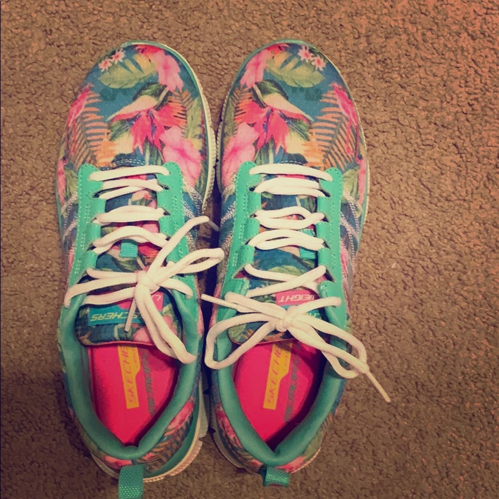 Sketchers tennis shoes